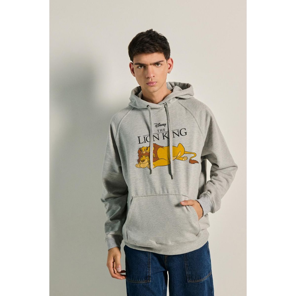 KOAJ - KOAJ Buzo capota ranglan con estampado de El Rey León HOMBRE