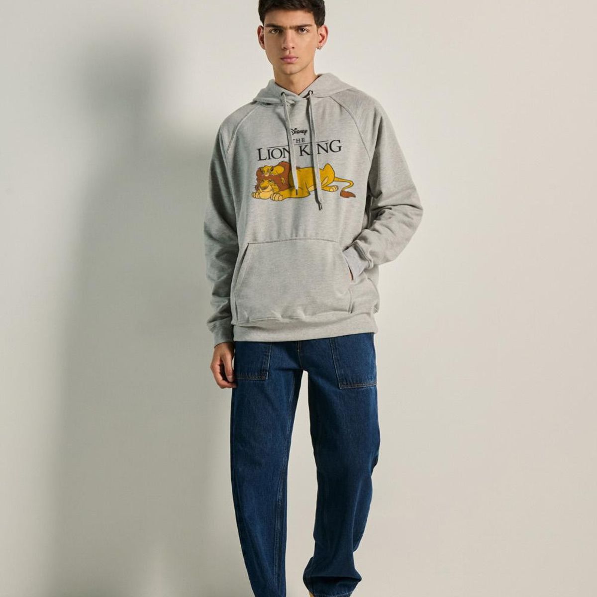 KOAJ - KOAJ Buzo capota ranglan con estampado de El Rey León HOMBRE