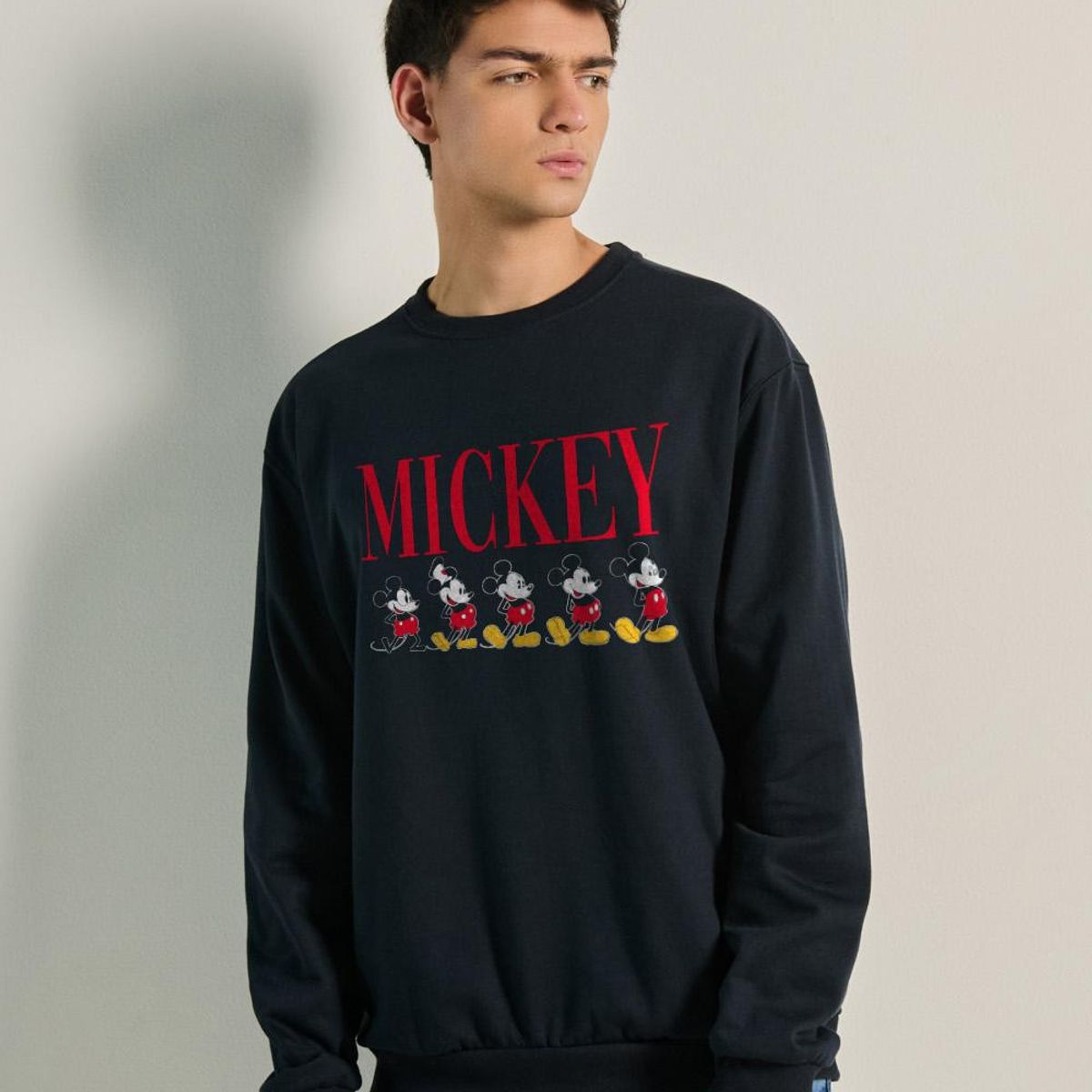 KOAJ - KOAJ Sueter cuello redondo con estampado de Mickeys HOMBRE