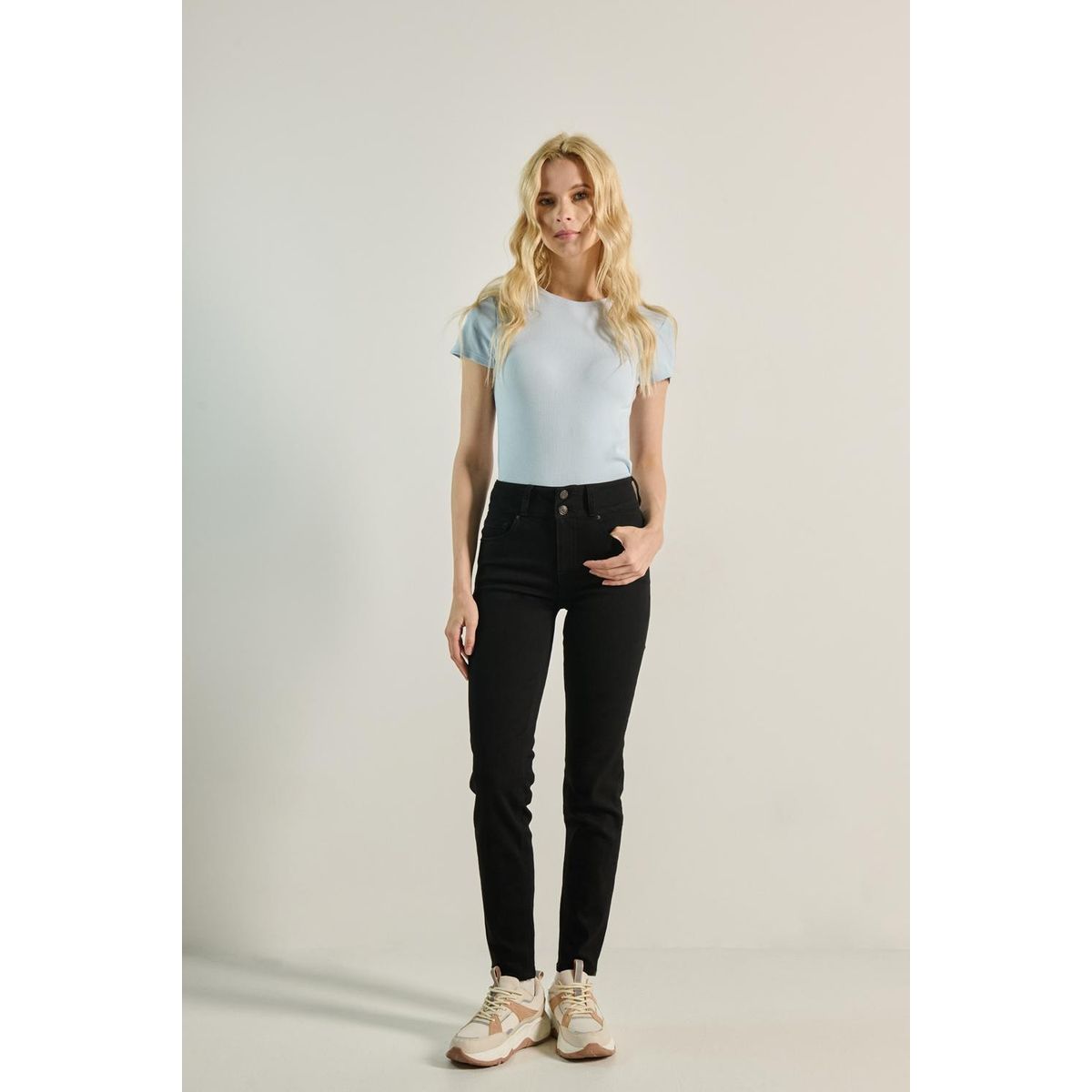 KOAJ - KOAJ Jean negro push up tiro alto con botones y pretina anch