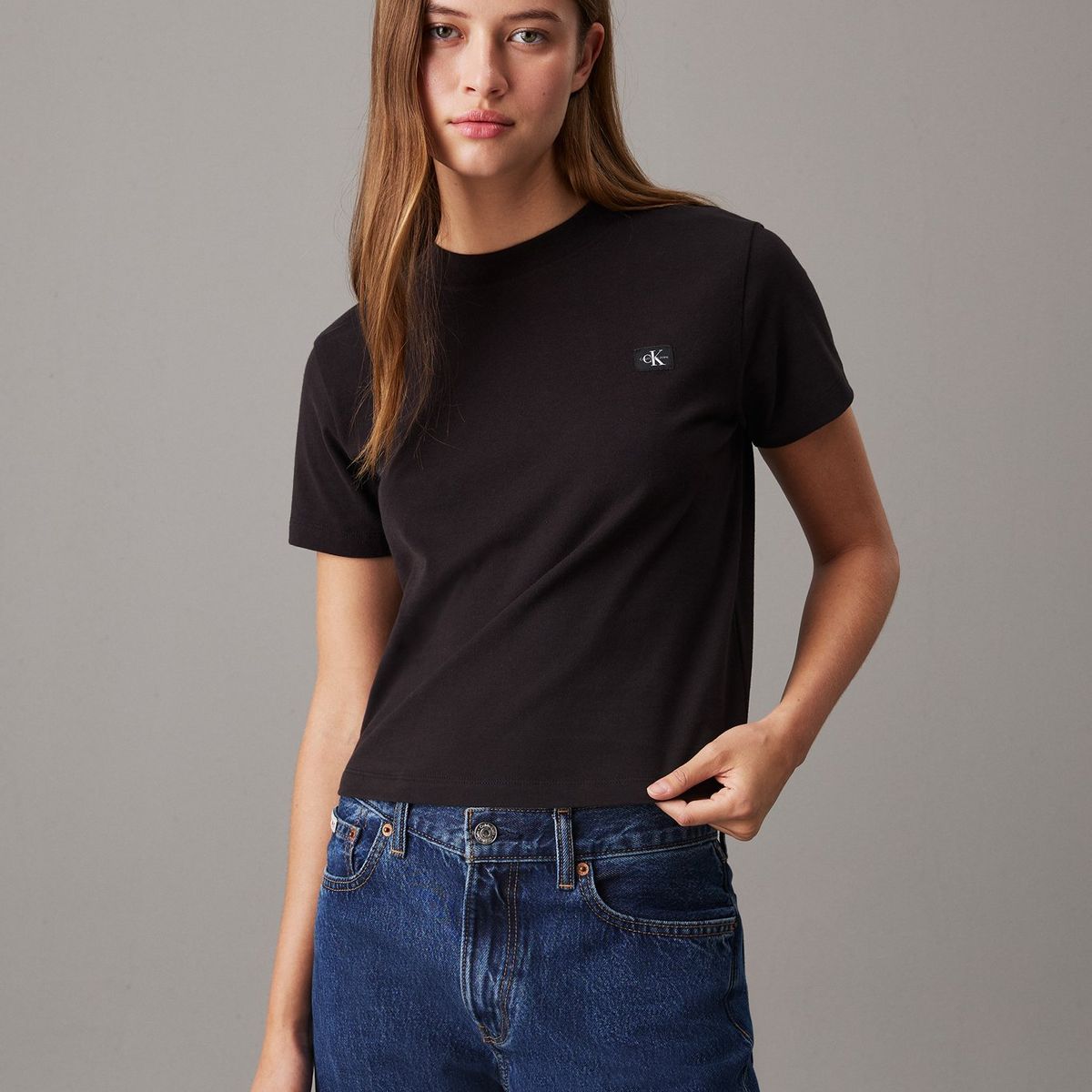CALVIN KLEIN - Camiseta negra con monograma e insignia Calvin Klein