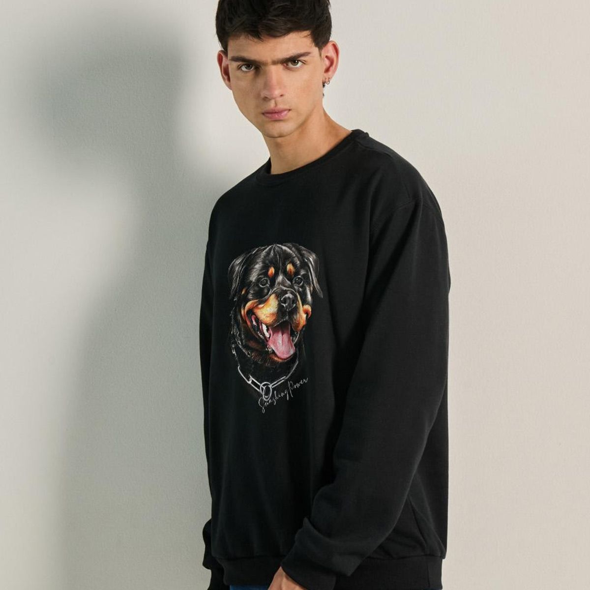 KOAJ - KOAJ Sueter cuello redondo con estampado de Rottweiler HOMBRE