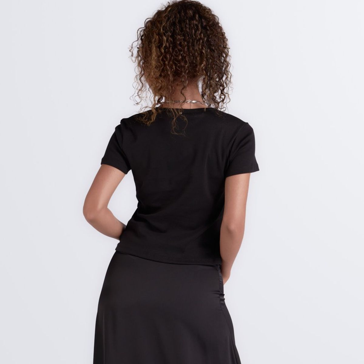 DEREK - Blusa Para Mujer Con Detalle Bordado En Hombro Derek