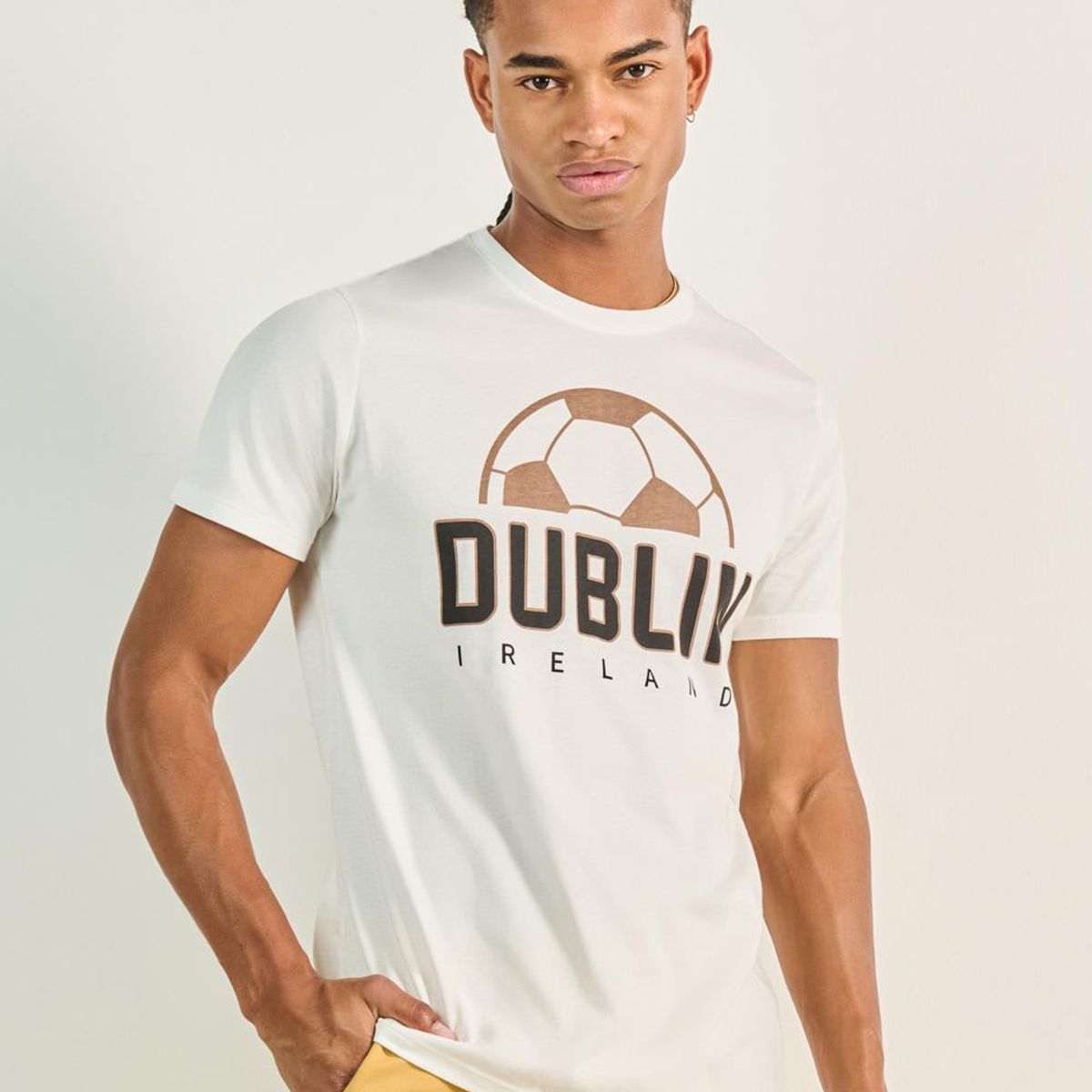 KOAJ - KOAJ Camiseta crema cuello redondo con diseño college deport Hombre