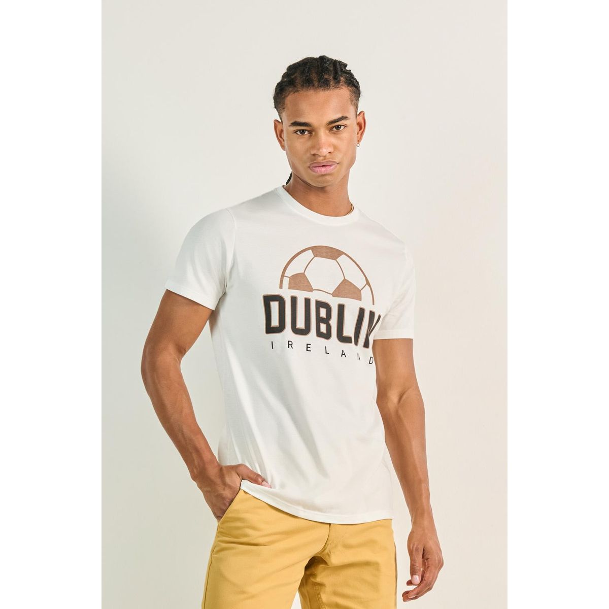 KOAJ - KOAJ Camiseta crema cuello redondo con diseño college deport Hombre