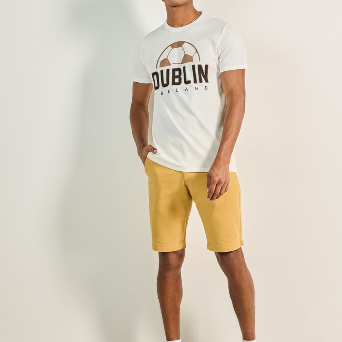 KOAJ - KOAJ Camiseta crema cuello redondo con diseño college deport Hombre