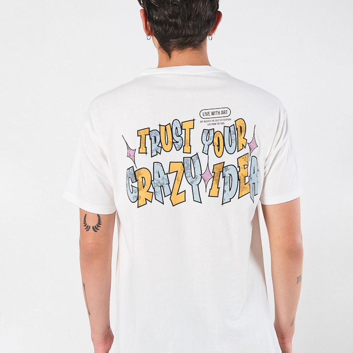 KOAJ - KOAJ Camiseta crema clara manga corta con diseños artísticos Hombre