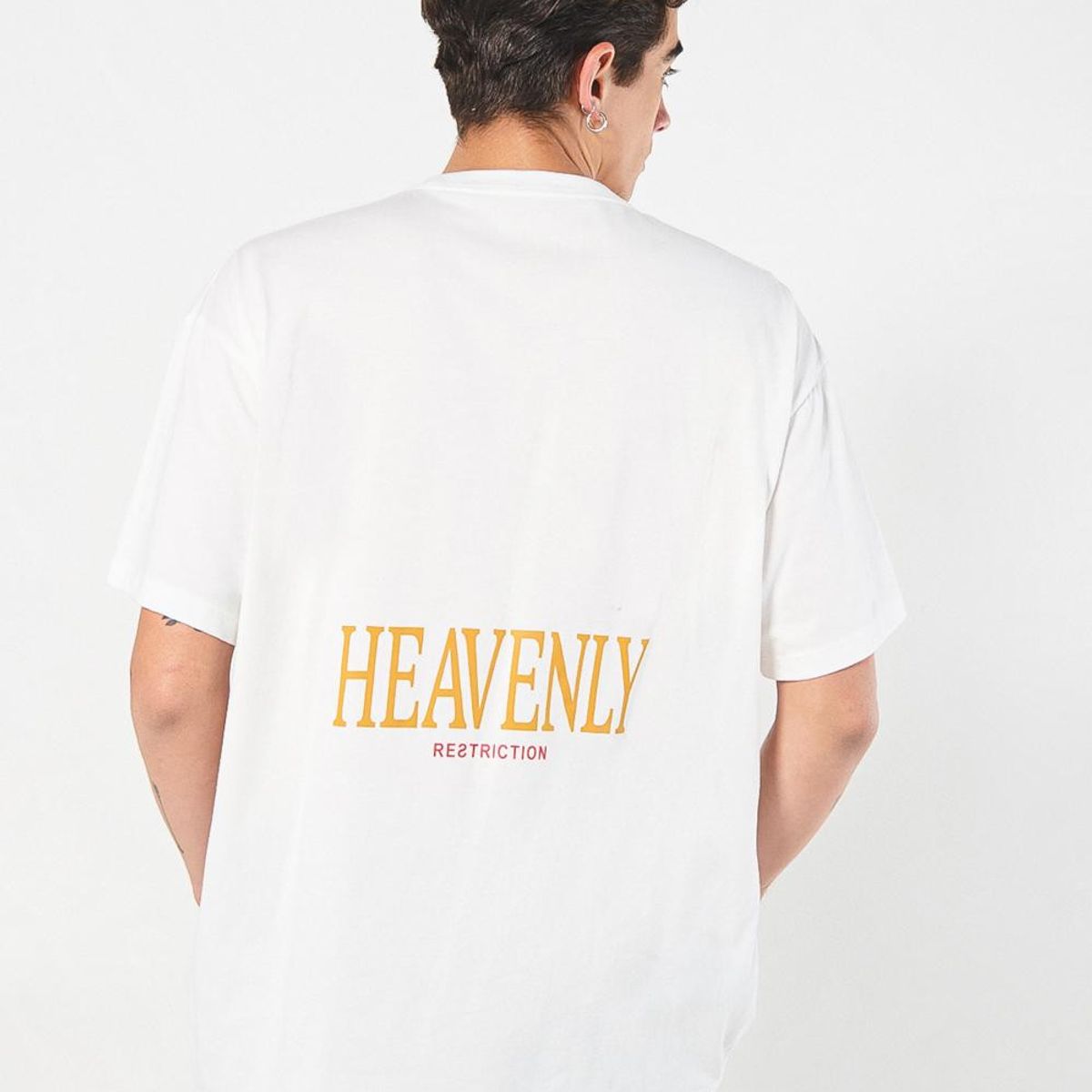 KOAJ - KOAJ Camiseta crema oversize cuello redondo con diseño cele Hombre