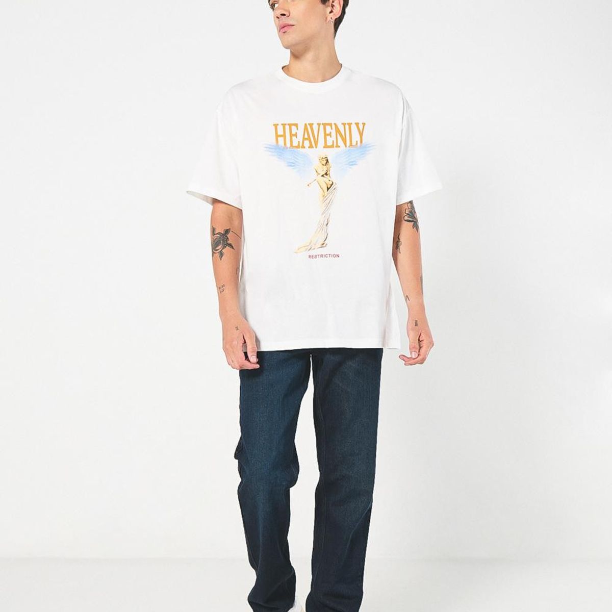 KOAJ - KOAJ Camiseta crema oversize cuello redondo con diseño cele Hombre