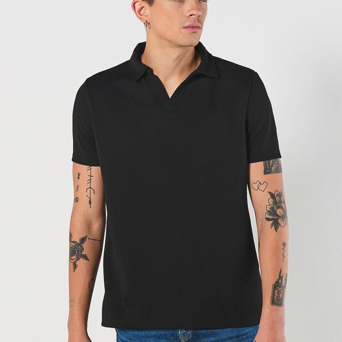 KOAJ - KOAJ Camiseta negra polo con cuello V y manga corta Hombre