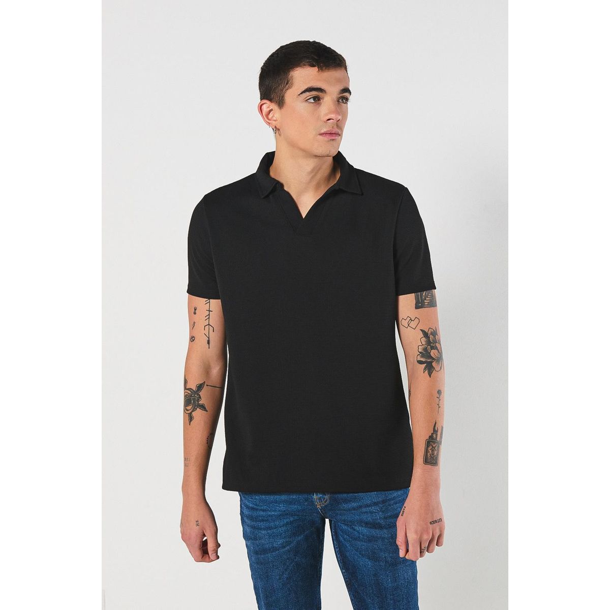 KOAJ - KOAJ Camiseta negra polo con cuello V y manga corta Hombre