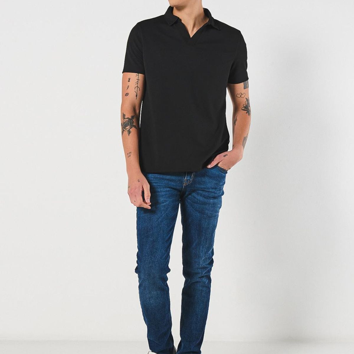 KOAJ - KOAJ Camiseta negra polo con cuello V y manga corta Hombre