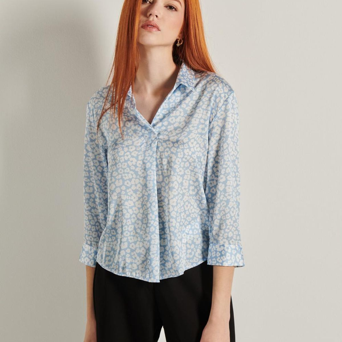 KOAJ - KOAJ Blusa azul con cuello camisero, manga 3/4 y flores bla Mujer