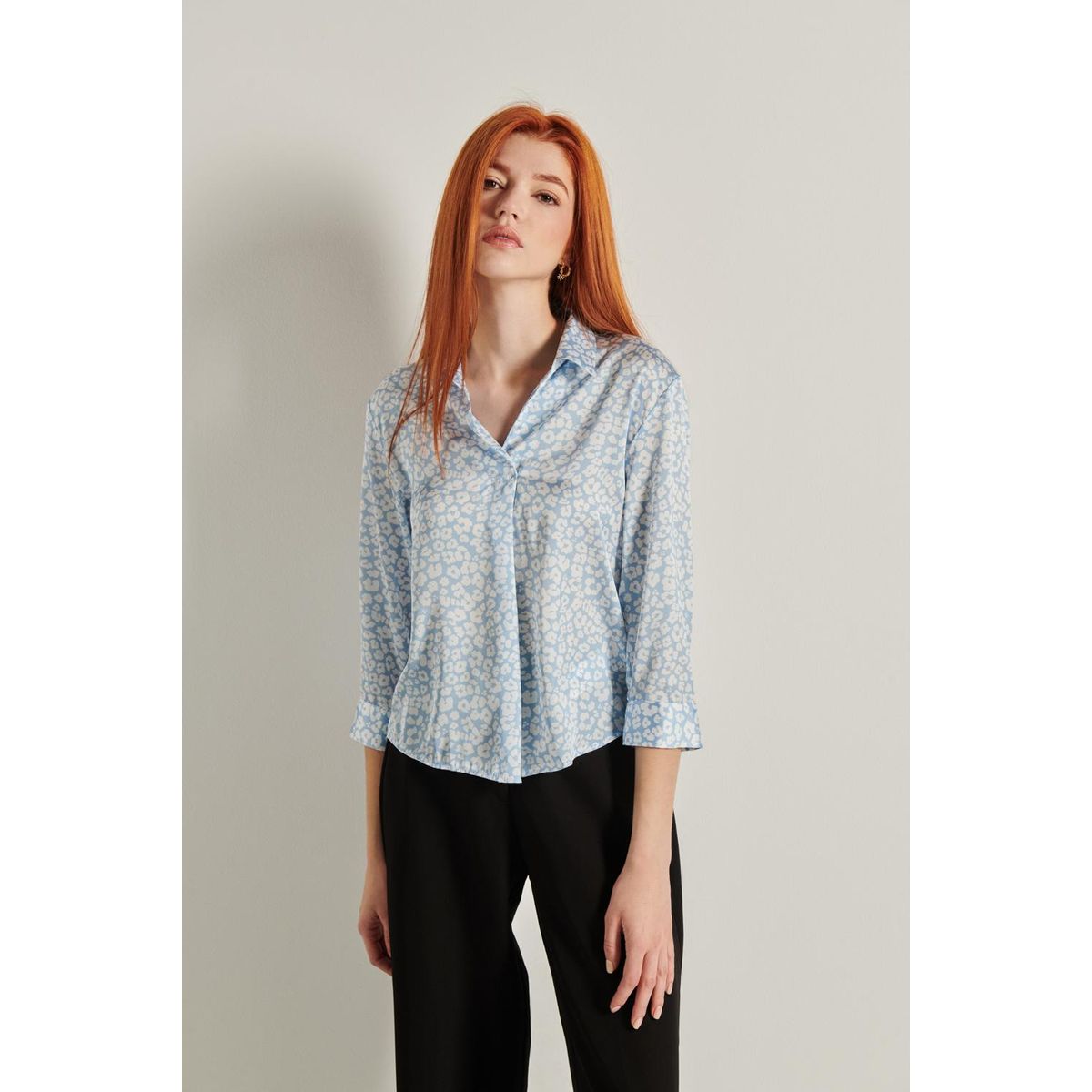 KOAJ - KOAJ Blusa azul con cuello camisero, manga 3/4 y flores bla Mujer