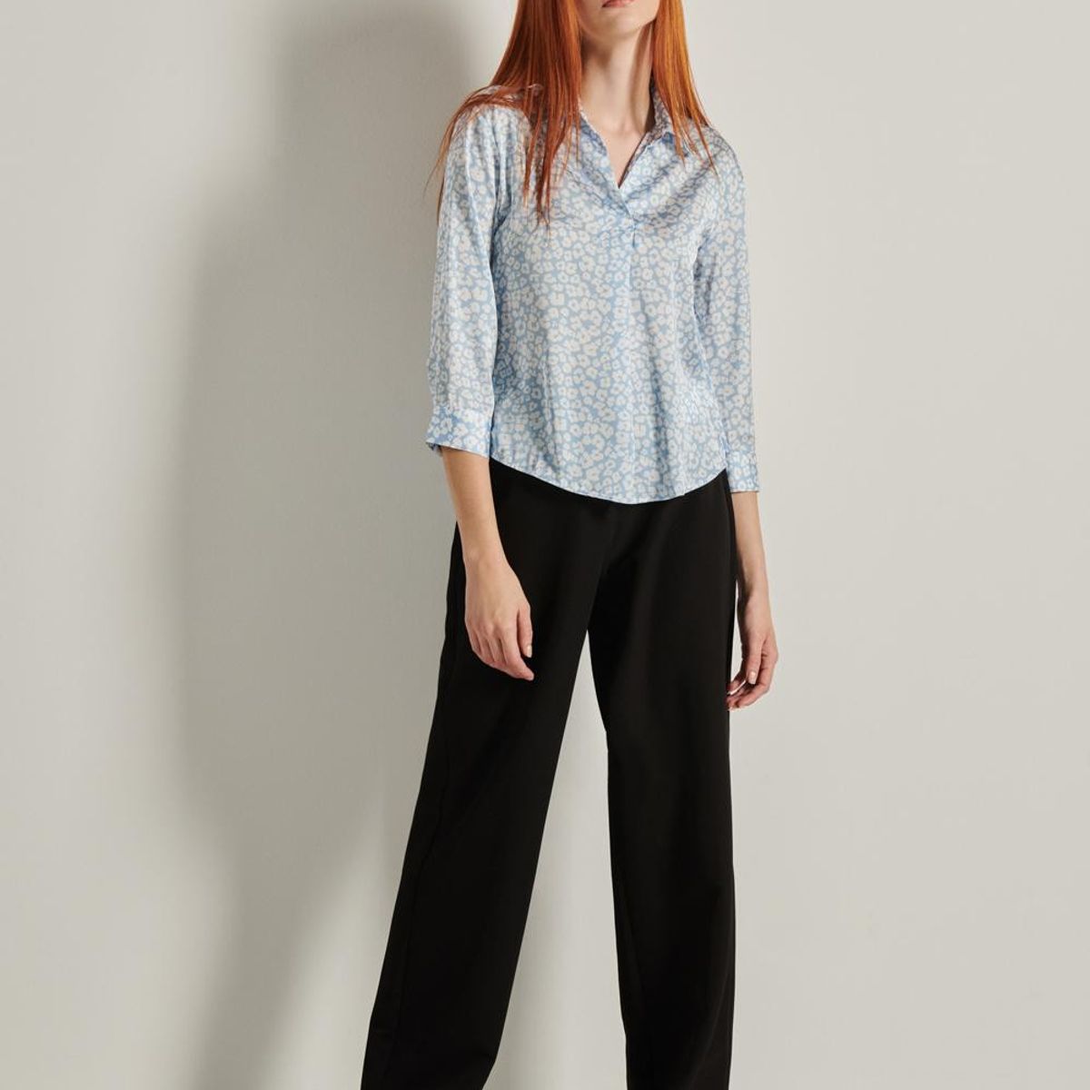 KOAJ - KOAJ Blusa azul con cuello camisero, manga 3/4 y flores bla Mujer