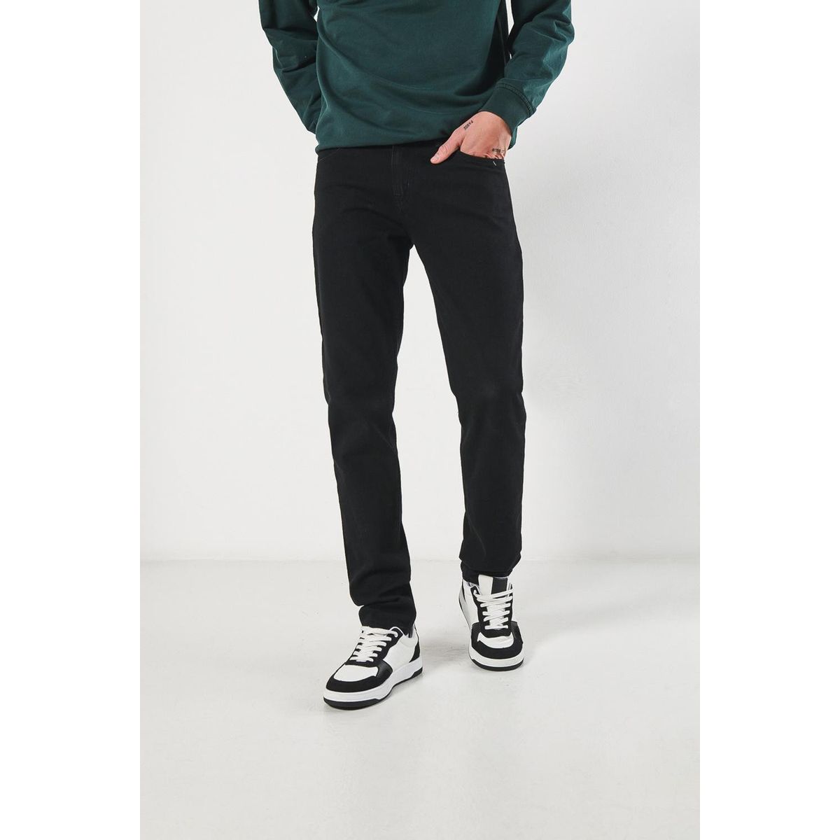 KOAJ - KOAJ Jean slim ajustado negro con bolsillos y tiro bajo Hombre