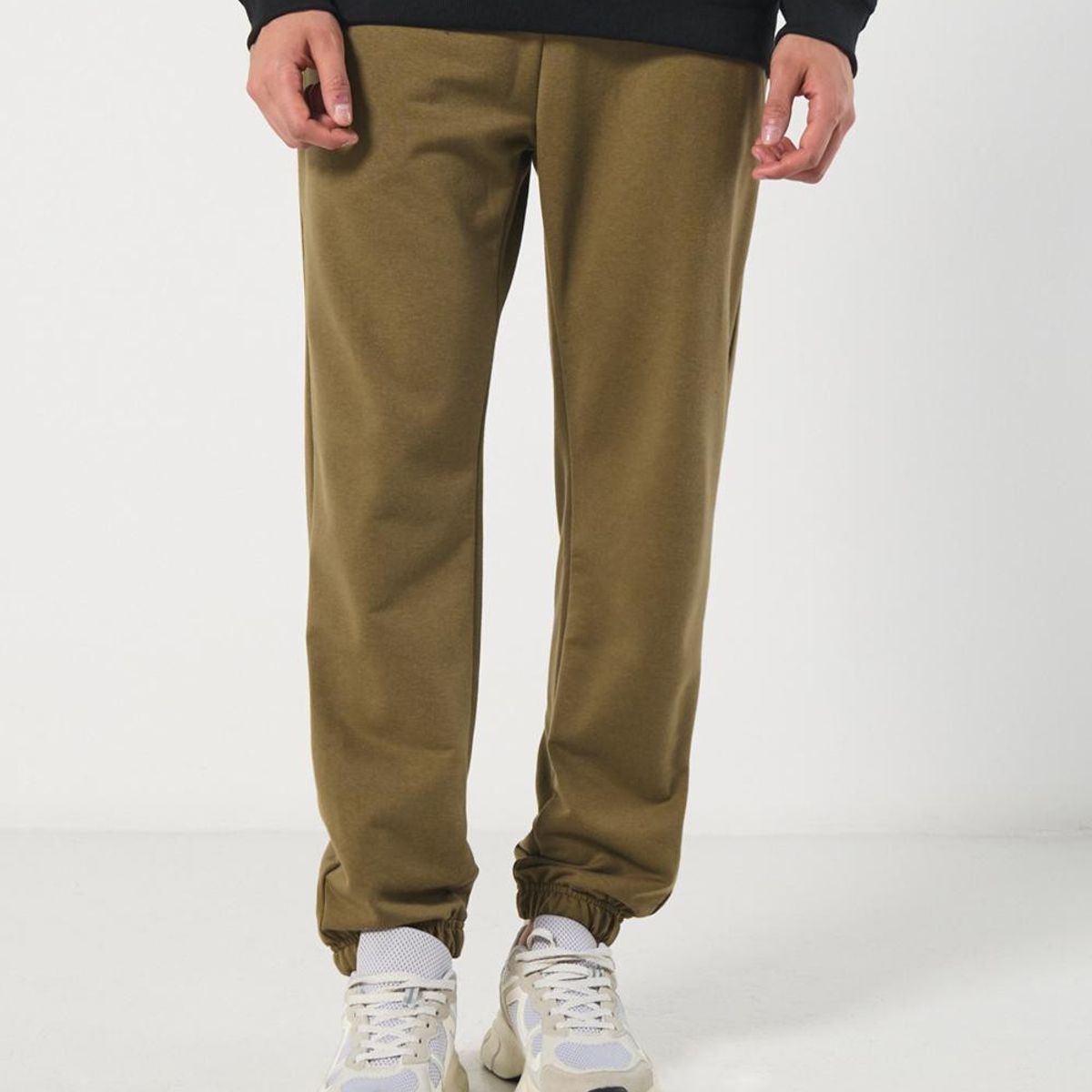 KOAJ - KOAJ Pantalón jogger unicolor con elástico en bota y bolsill Hombre