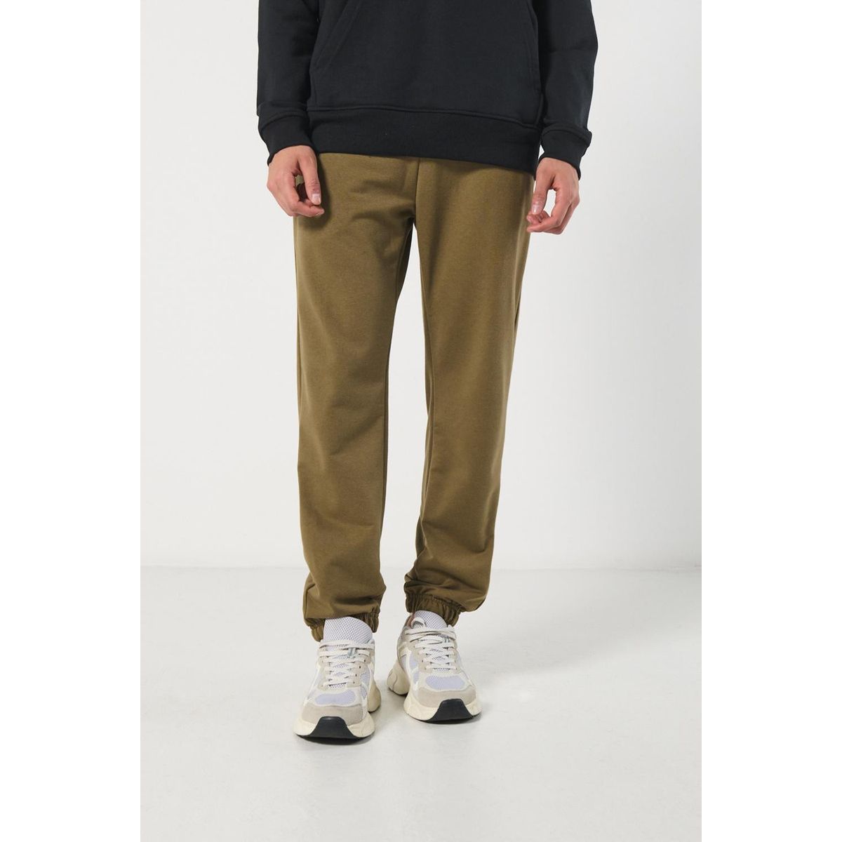 KOAJ - KOAJ Pantalón jogger unicolor con elástico en bota y bolsill Hombre