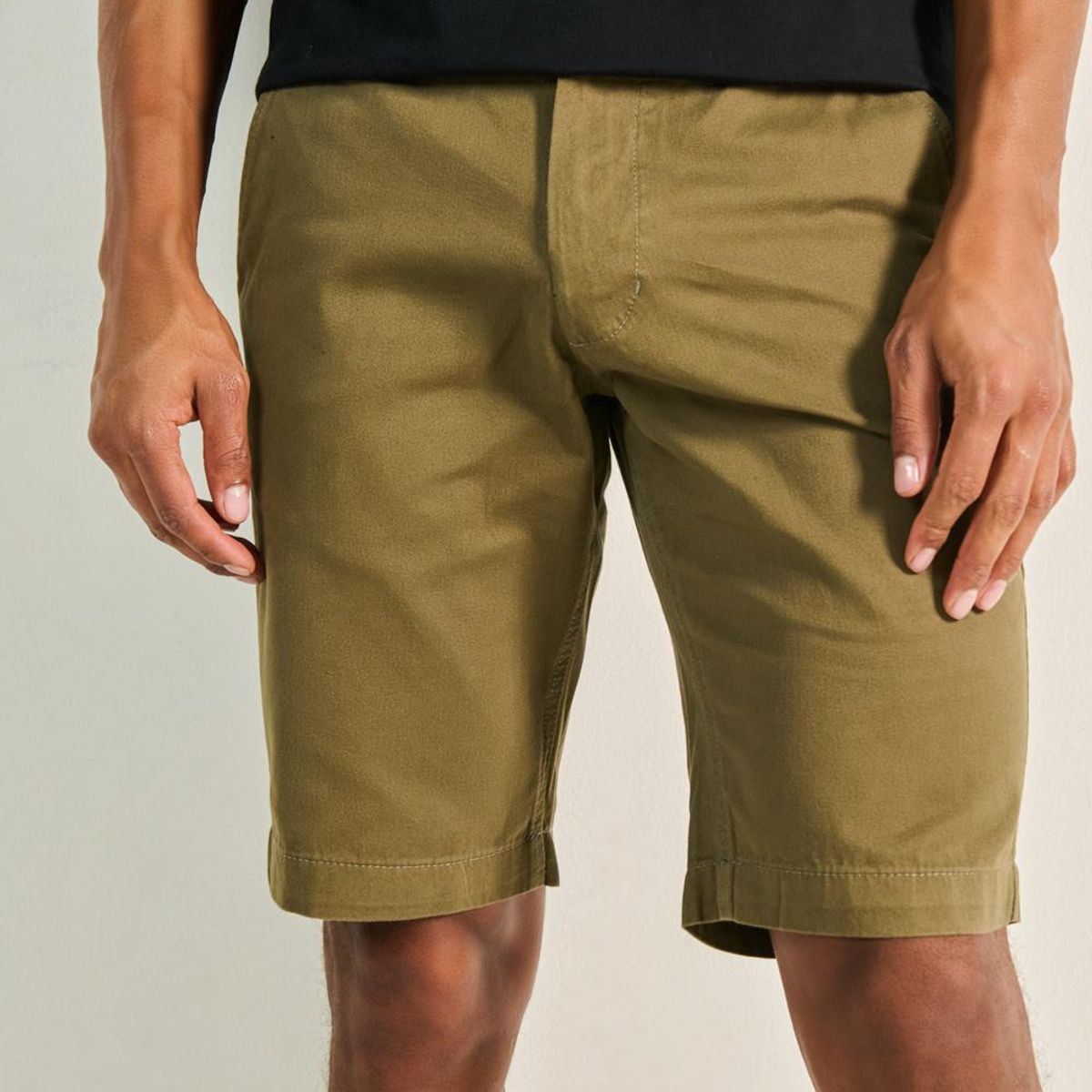 KOAJ - KOAJ Bermuda unicolor en dril para hombre, confeccionada en  Hombre