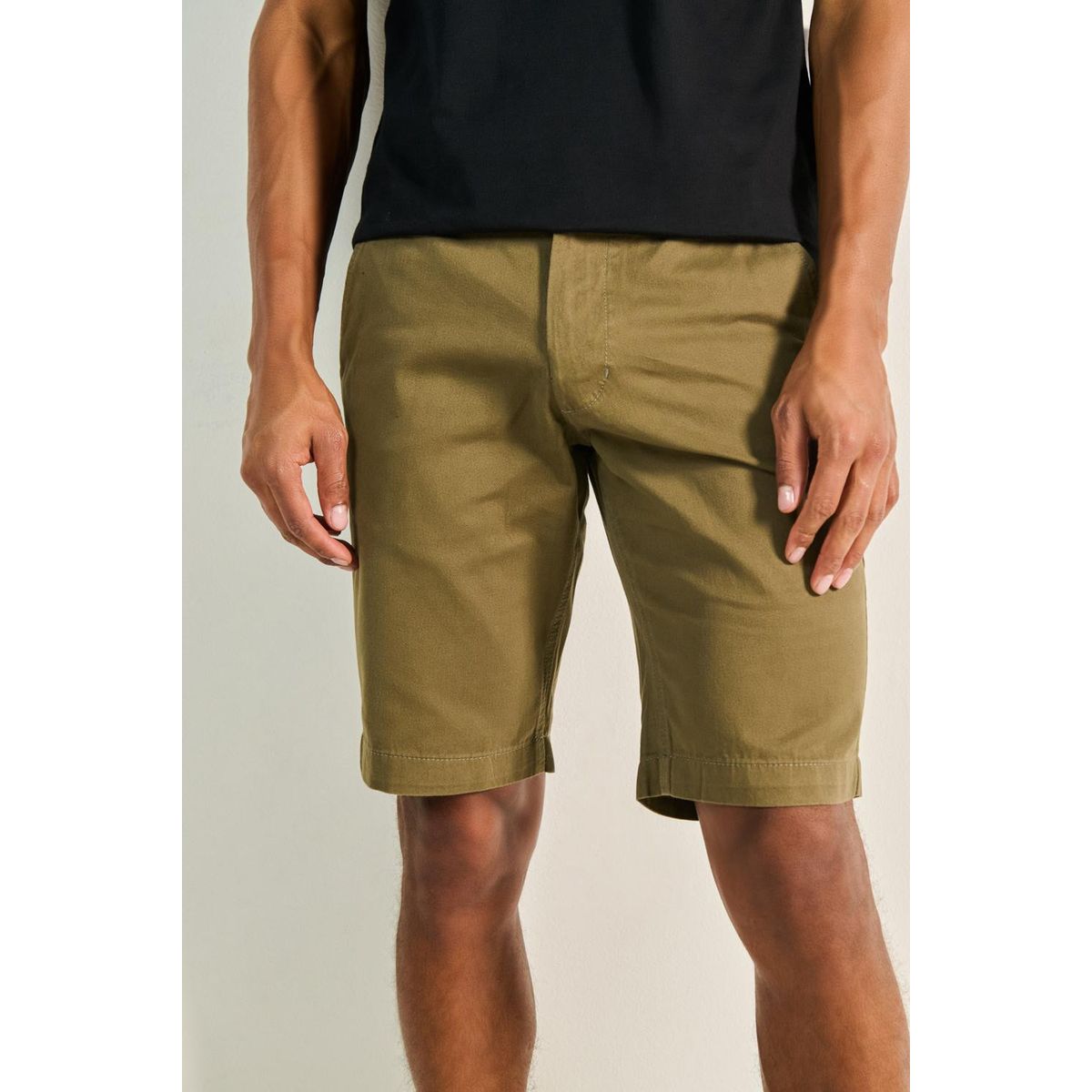 KOAJ - KOAJ Bermuda unicolor en dril para hombre, confeccionada en  Hombre