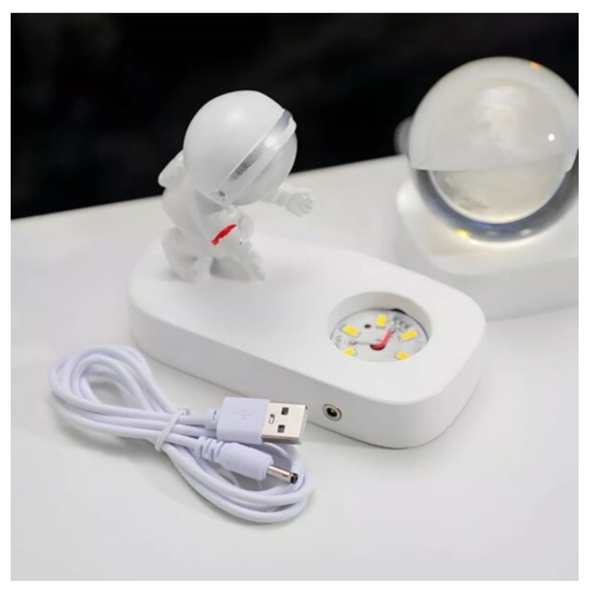 SHEN HUANG - Lámpara astronauta con esfera 3D