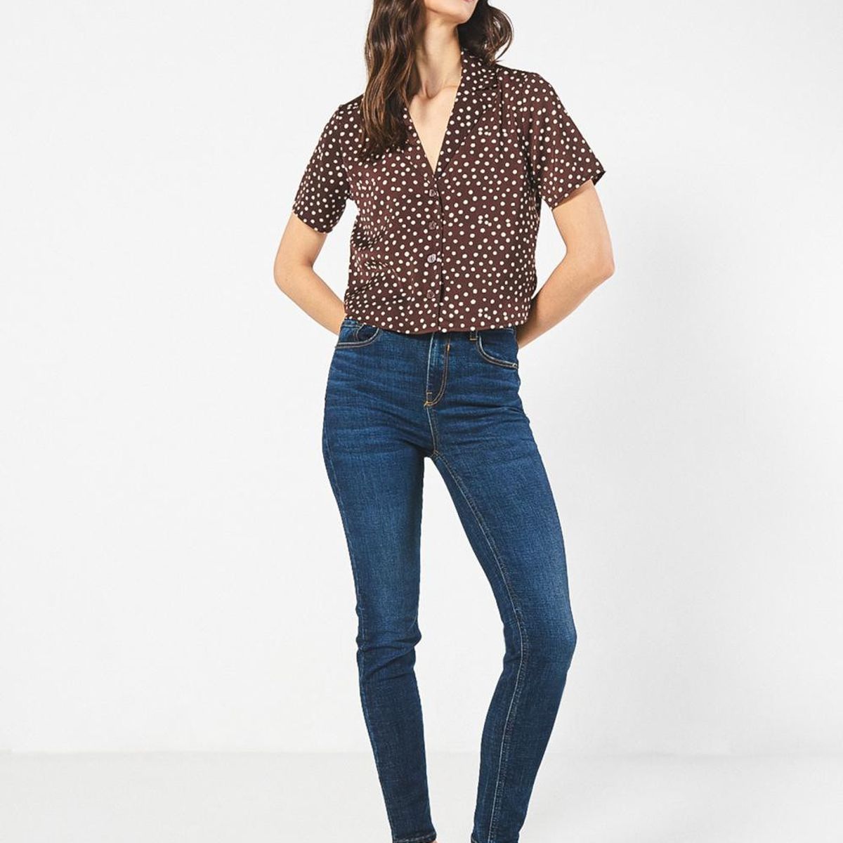 KOAJ - KOAJ Blusa crop manga corta unicolor con diseños de puntos Mujer