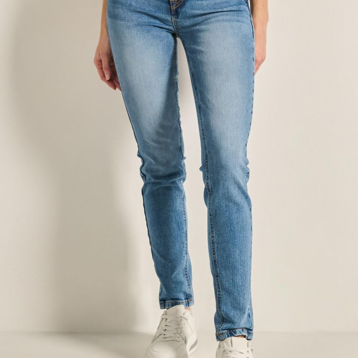 KOAJ - KOAJ Jean azul claro push up con desgastes y tiro alto Mujer