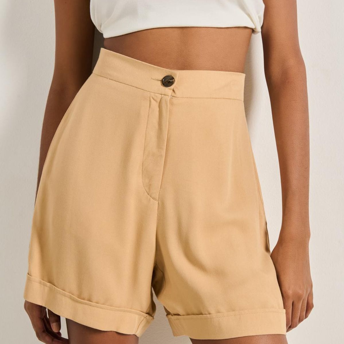 KOAJ - KOAJ Short para mujer en tono kaki claro, elaborado en una t Short para mujer en tono kaki claro, elaborado en una t Mujer