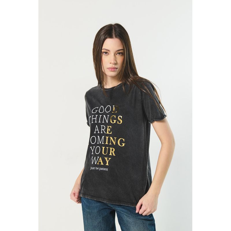 KOAJ - KOAJ Camiseta negra con cuello redondo y texto colorido MUJER