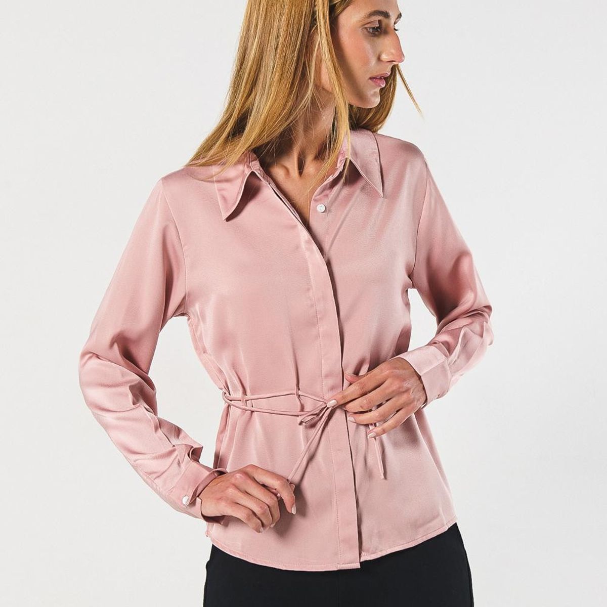 KOAJ - KOAJ Blusa en satín unicolor manga larga con cinturón Mujer