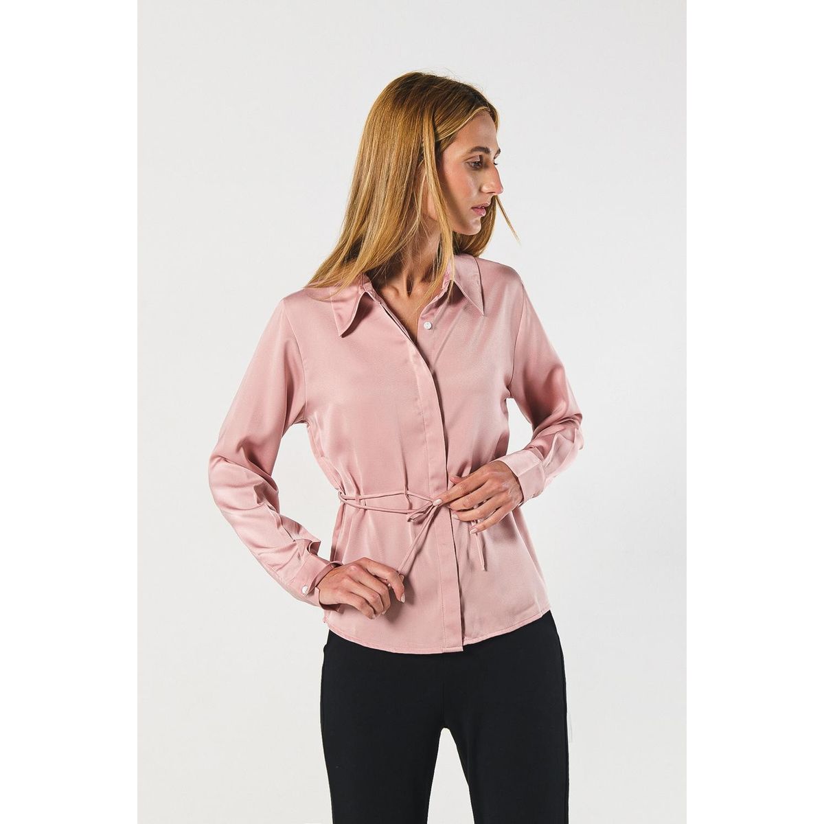 KOAJ - KOAJ Blusa en satín unicolor manga larga con cinturón Mujer