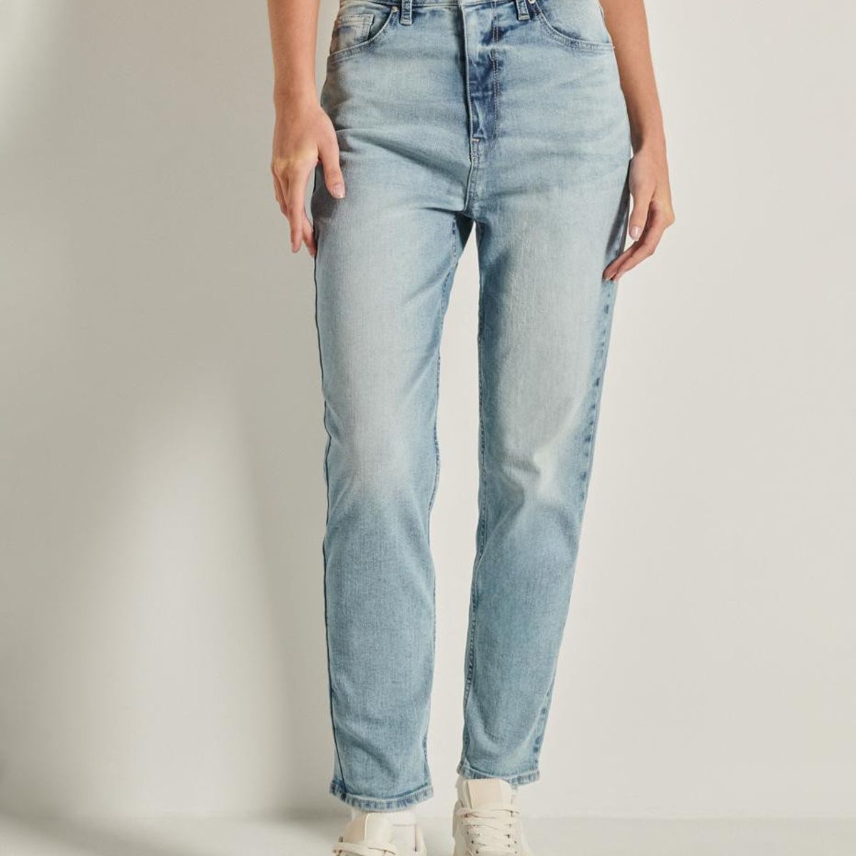 KOAJ - KOAJ Jean mom azul claro con súper tiro alto, bota recta y d Mujer