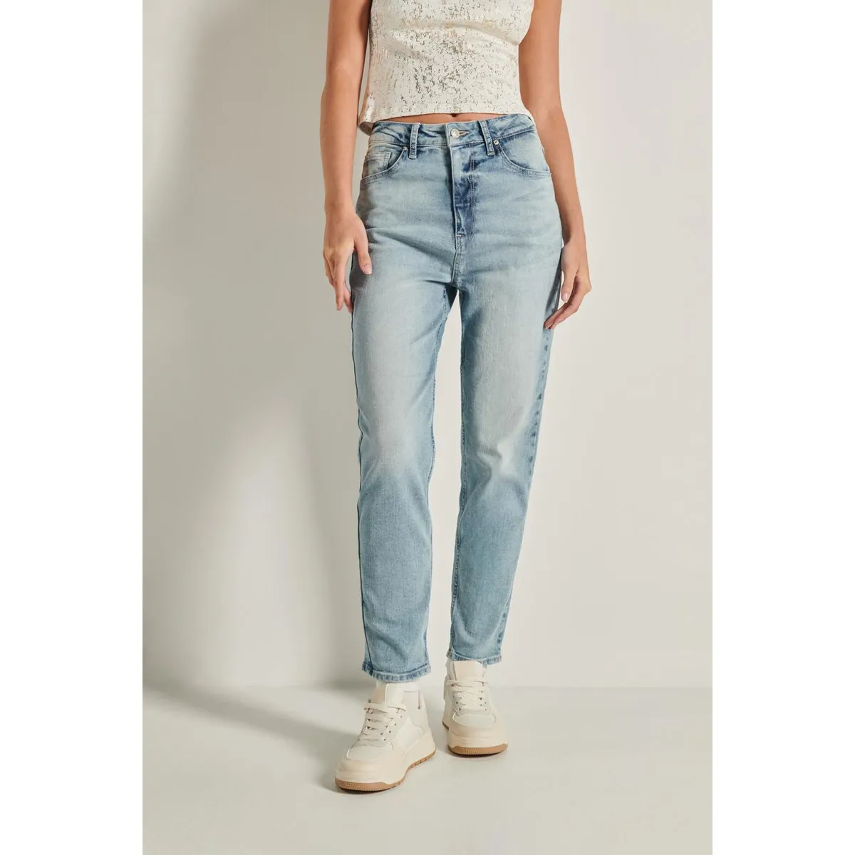 KOAJ - KOAJ Jean mom azul claro con súper tiro alto, bota recta y d Mujer