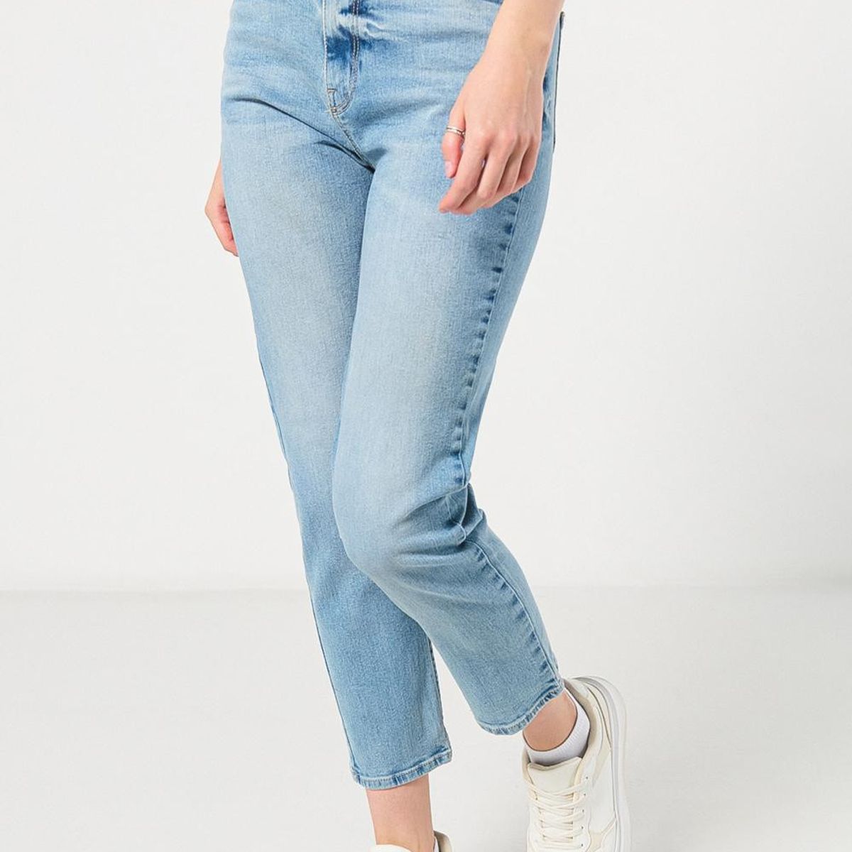 KOAJ - KOAJ Jean mom azul con tiro súper alto, desgastes y bota re Mujer