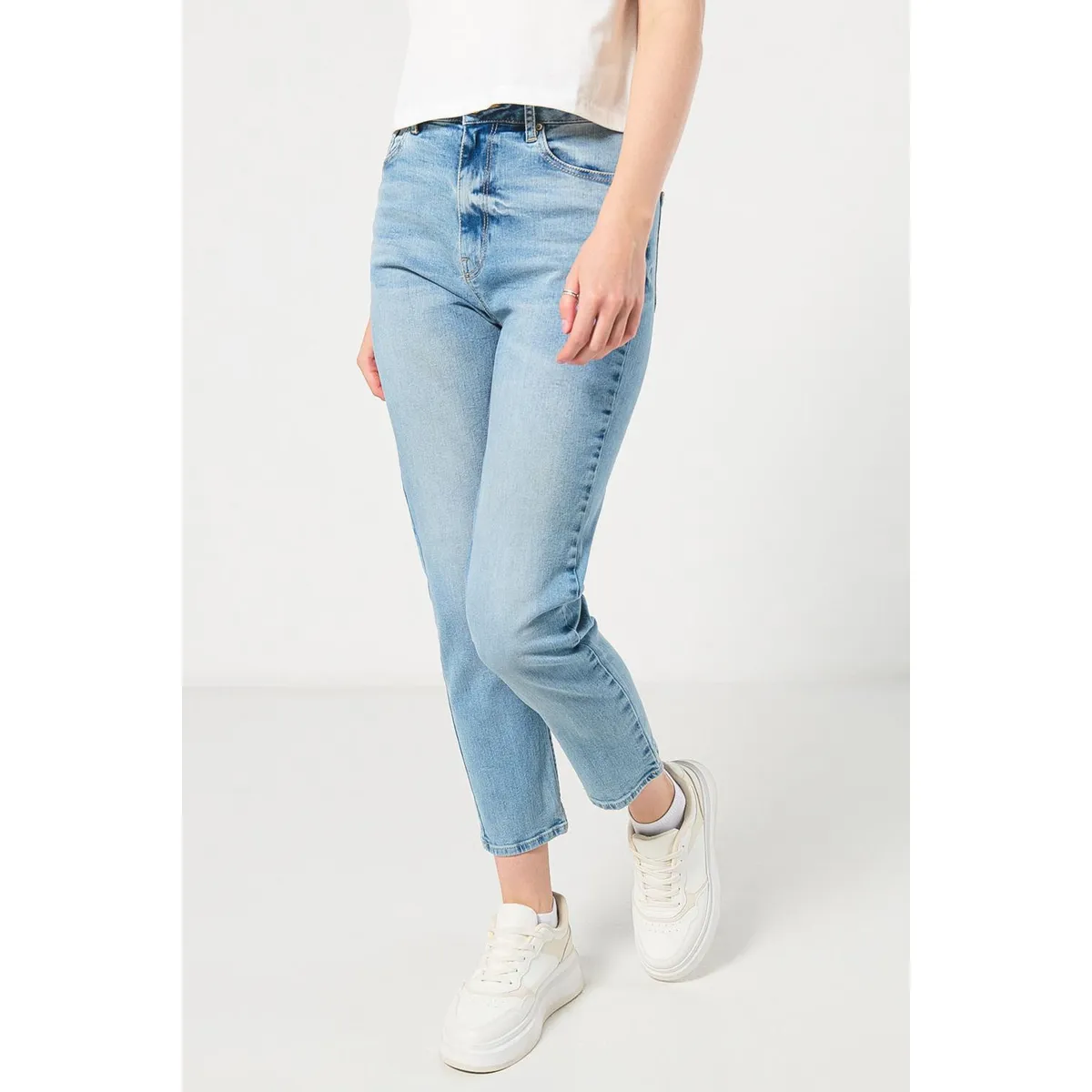 KOAJ - KOAJ Jean mom azul con tiro súper alto, desgastes y bota re Mujer