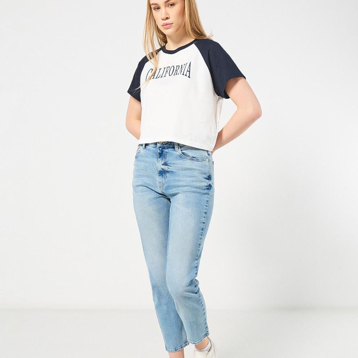 KOAJ - KOAJ Jean mom azul con tiro súper alto, desgastes y bota re Mujer