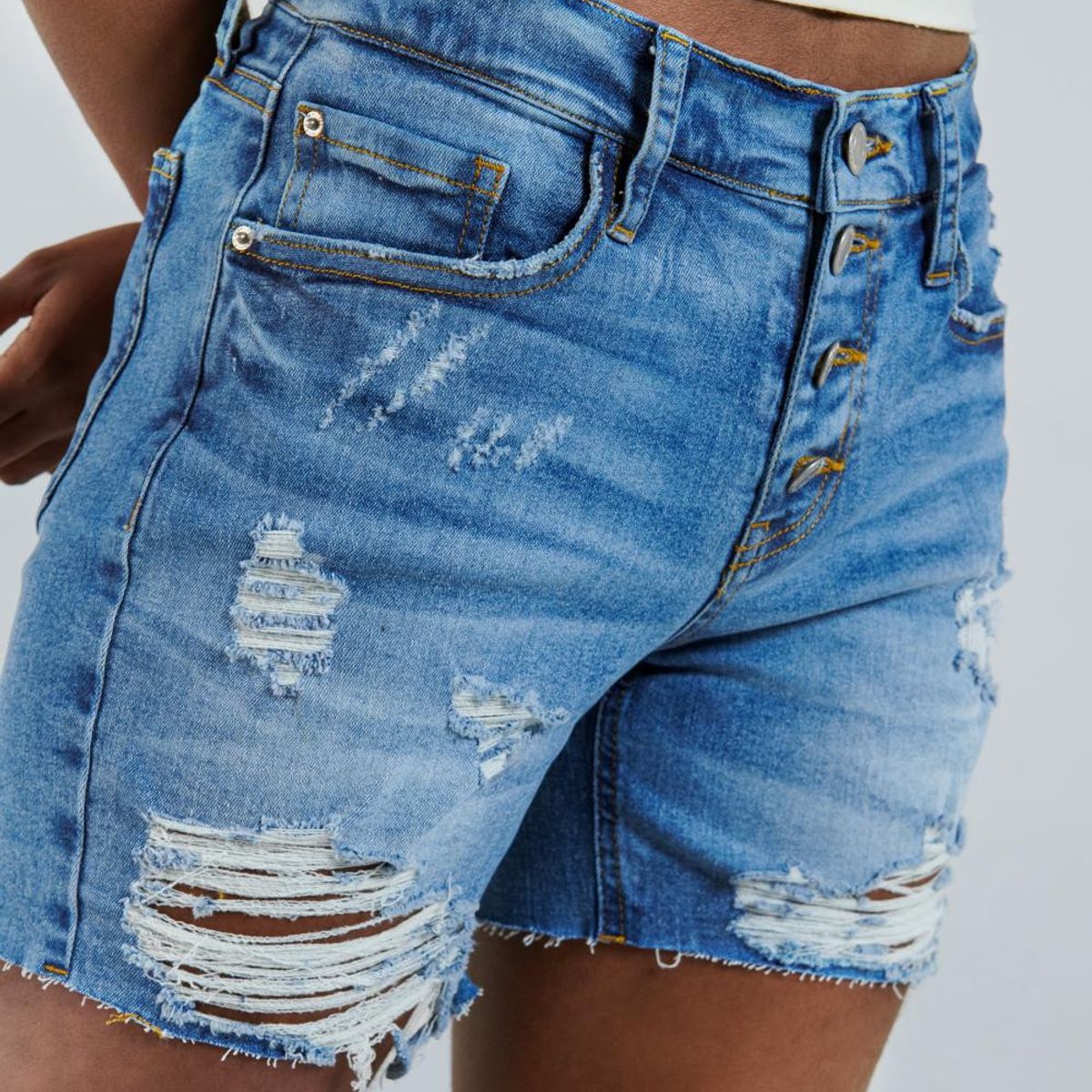 KOAJ - KOAJ Short azul claro en jean con rotos y cierre con botone Mujer