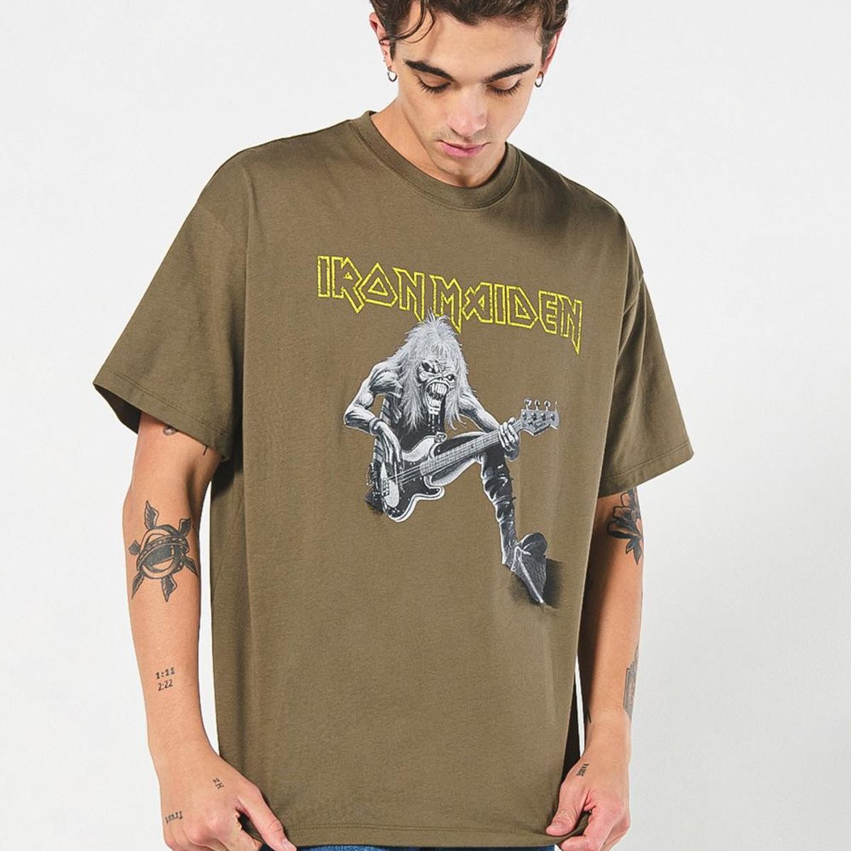 KOAJ - KOAJ Camiseta verde oversize de Iron Maiden con manga corta Hombre