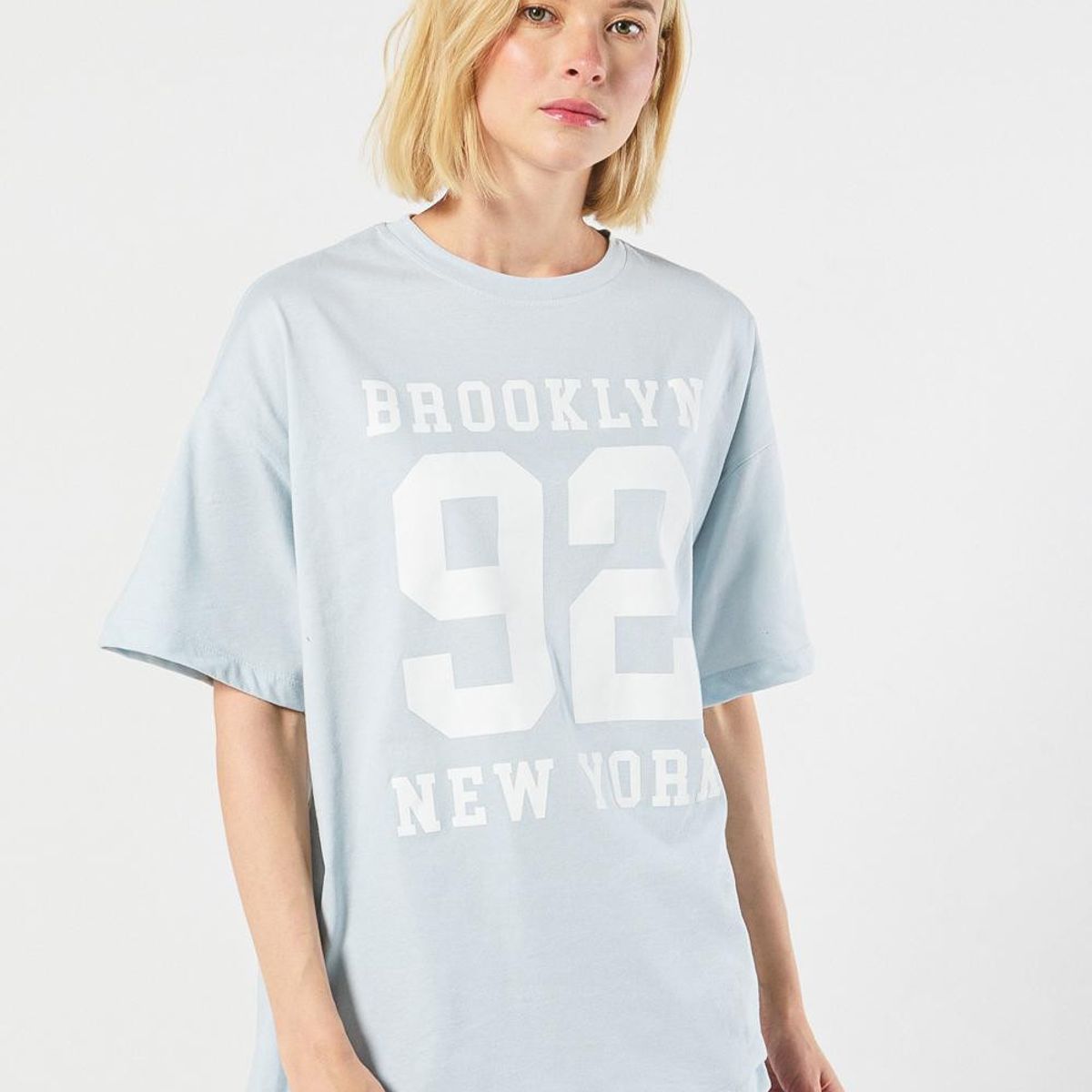 KOAJ - KOAJ Camiseta azul clara manga corta oversize con diseño col Mujer