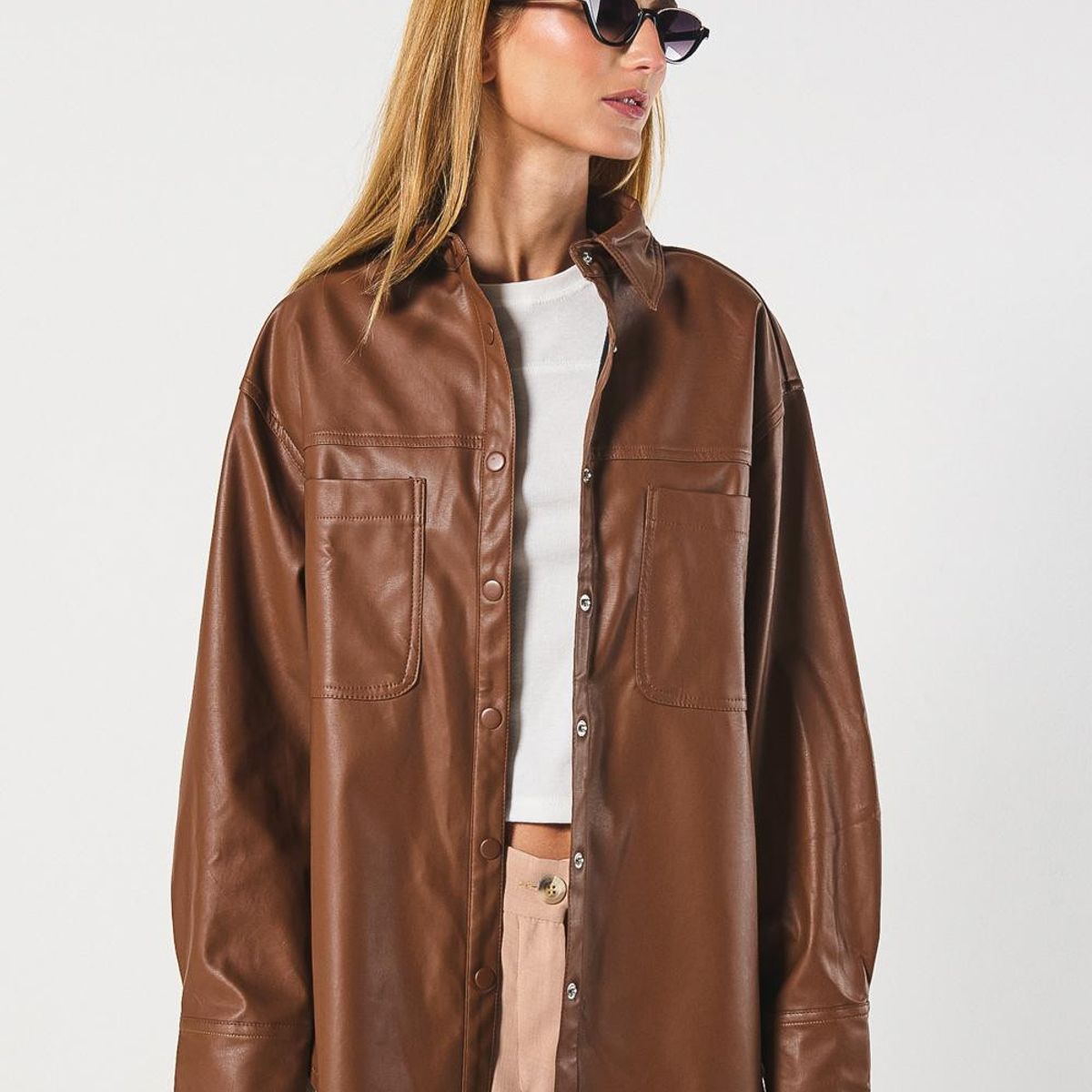 KOAJ - KOAJ BLUSA EN PU UNICOLOR CAMISERA ML CON BOLSILLOS Y BROCHE Mujer