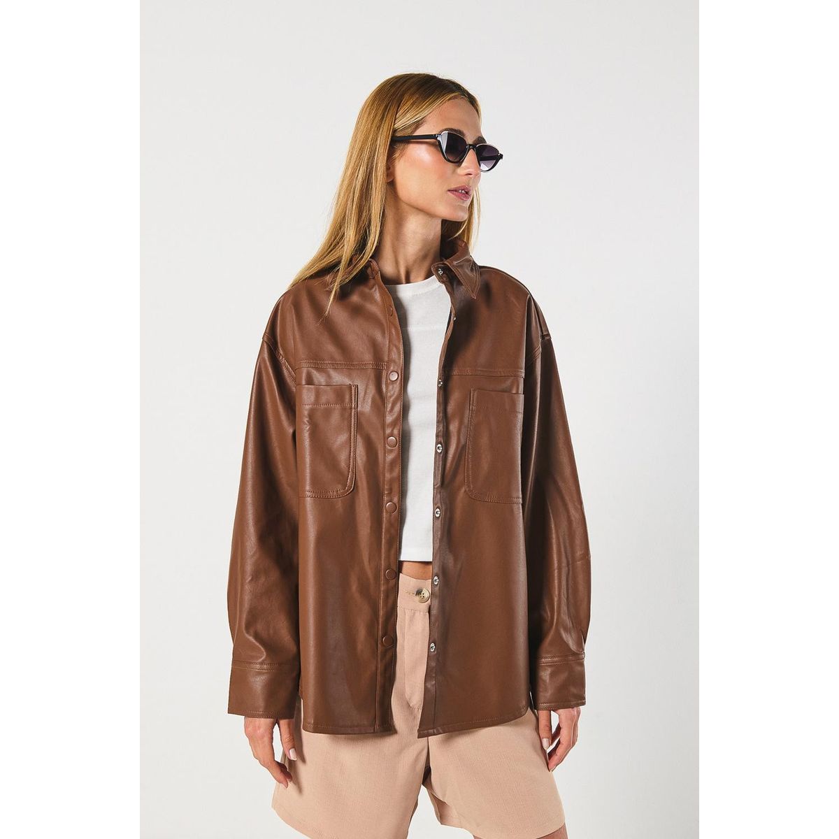KOAJ - KOAJ BLUSA EN PU UNICOLOR CAMISERA ML CON BOLSILLOS Y BROCHE Mujer