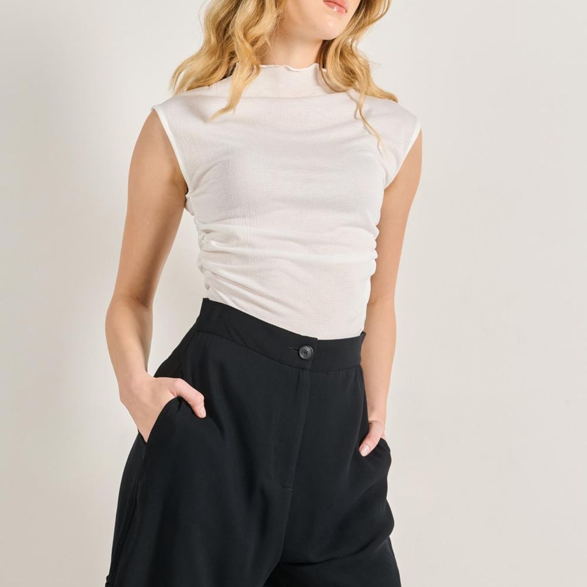 KOAJ - KOAJ Short negro para mujer, confeccionado en tela fluida, c Short negro para mujer, confeccionado en tela fluida, c Mujer