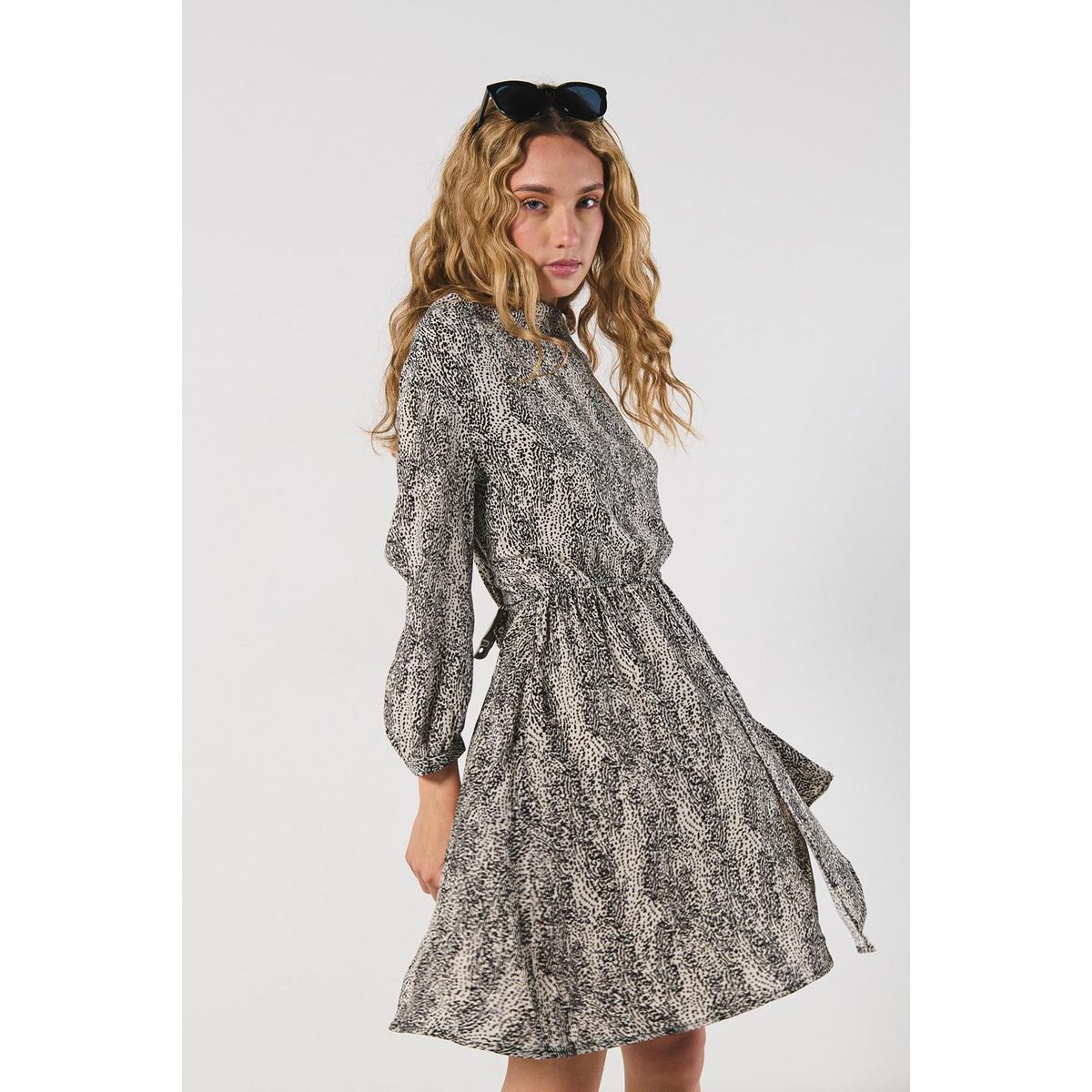 KOAJ - KOAJ Vestido corto kaki con manga 3/4 y escote drapeado Mujer