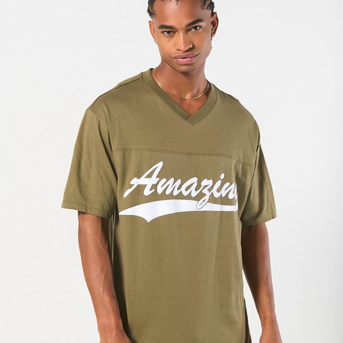 KOAJ - KOAJ Camiseta oversize verde cuello V con texto college Hombre