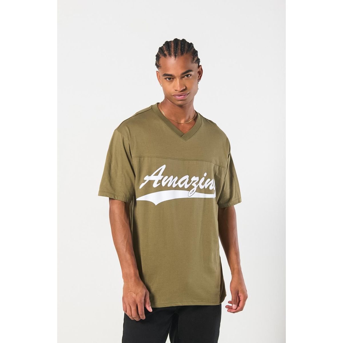 KOAJ - KOAJ Camiseta oversize verde cuello V con texto college Hombre