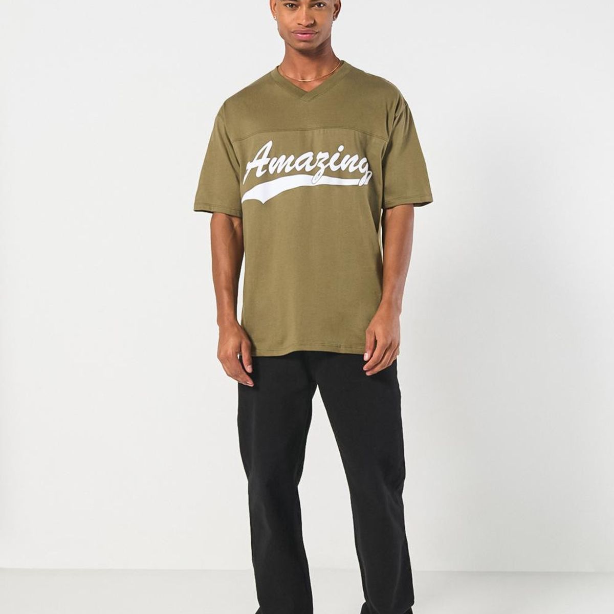KOAJ - KOAJ Camiseta oversize verde cuello V con texto college Hombre