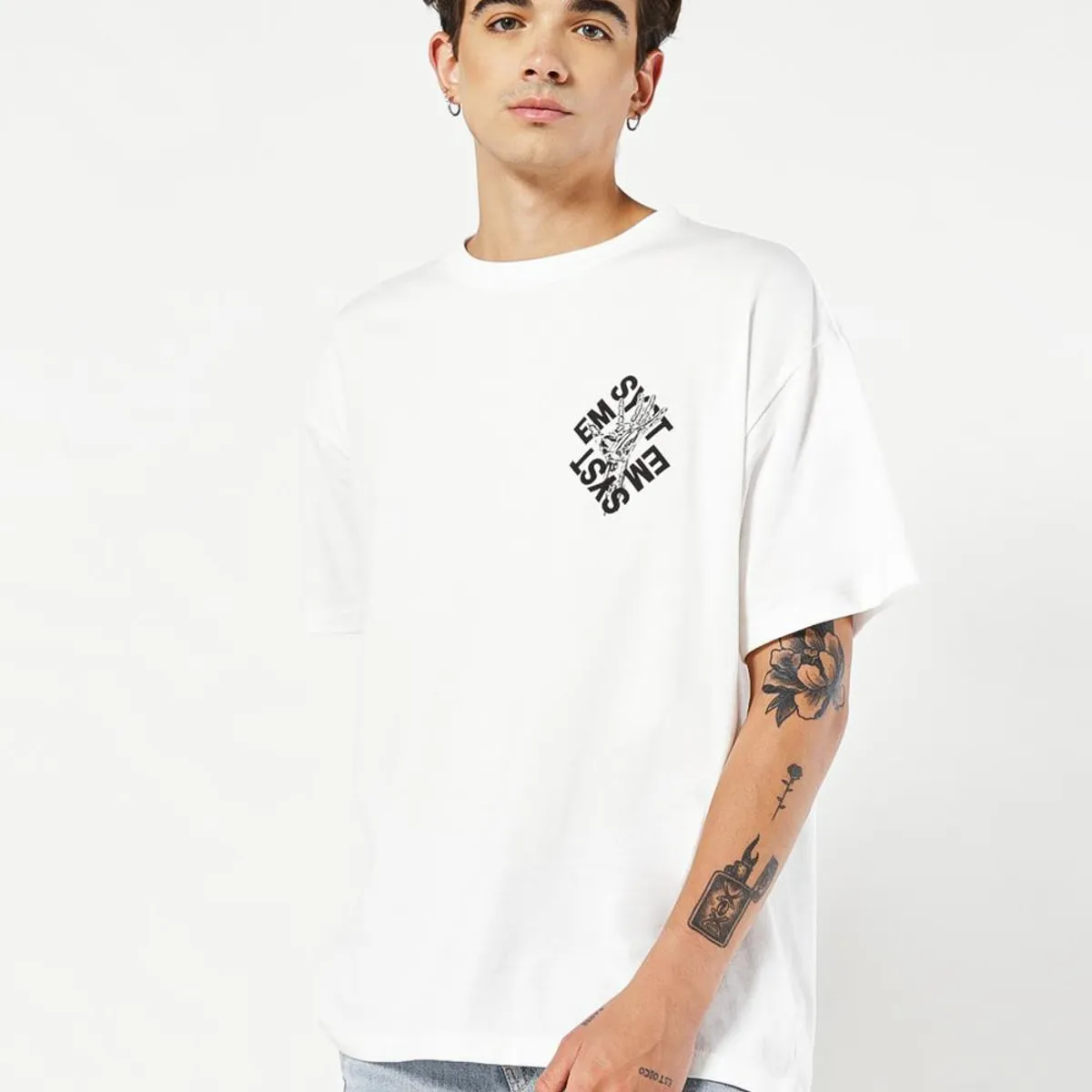 KOAJ - KOAJ Camiseta crema oversize con manga corta y diseños futu Hombre