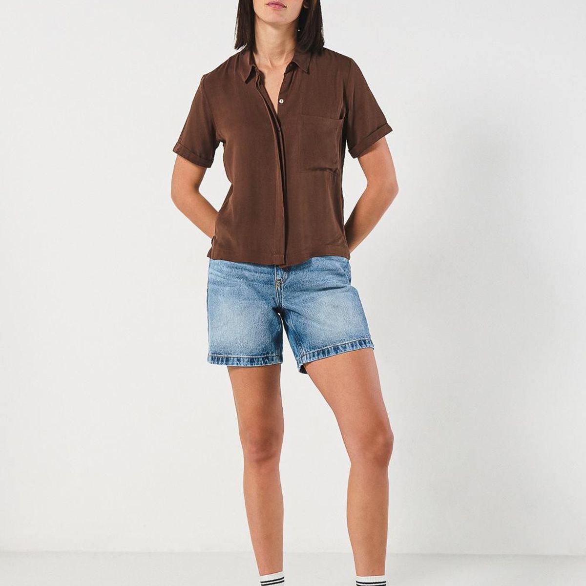 KOAJ - KOAJ Blusa manga corta unicolor con botones ocultos Mujer