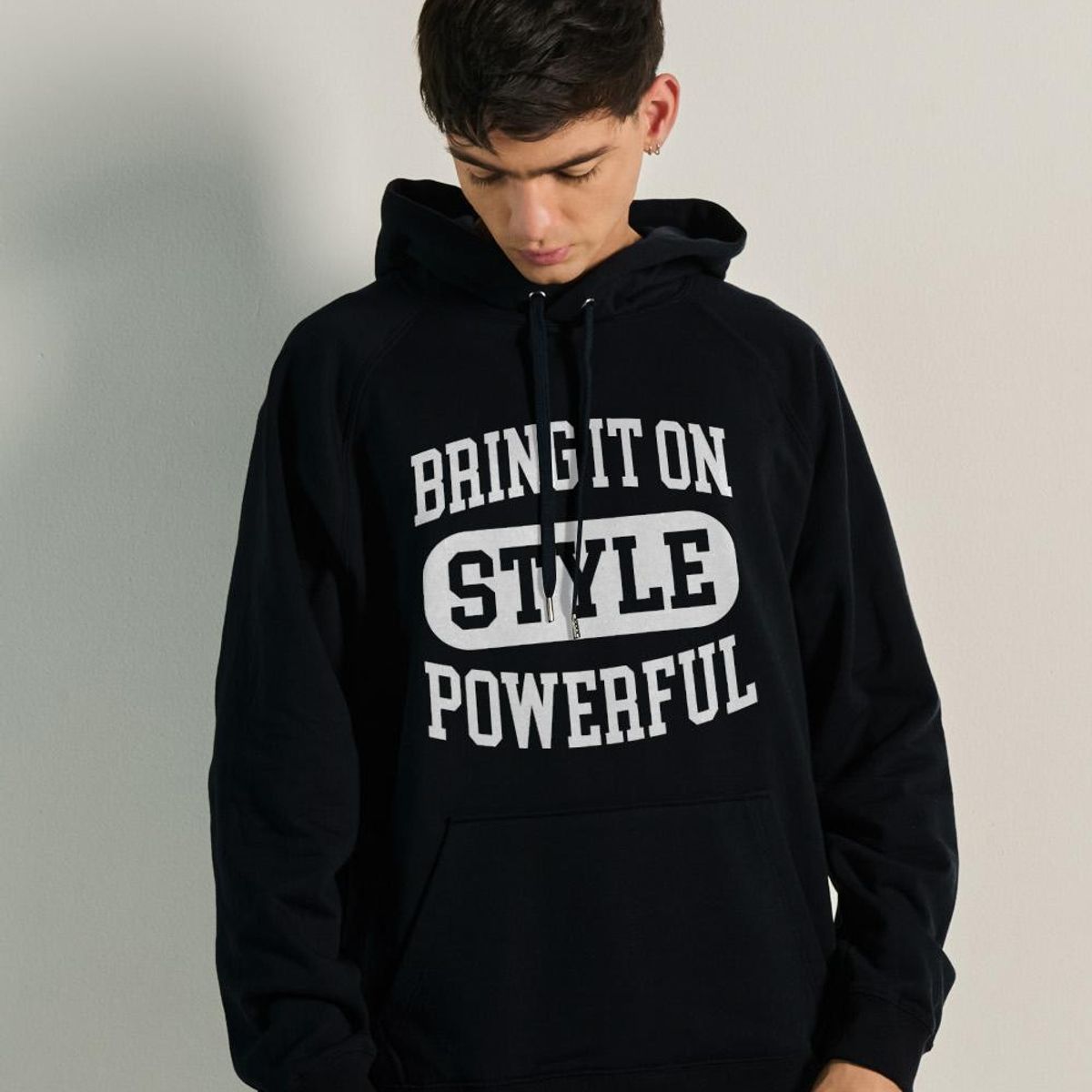 KOAJ - KOAJ Buzo unicolor manga ranglan con capota y texto college HOMBRE