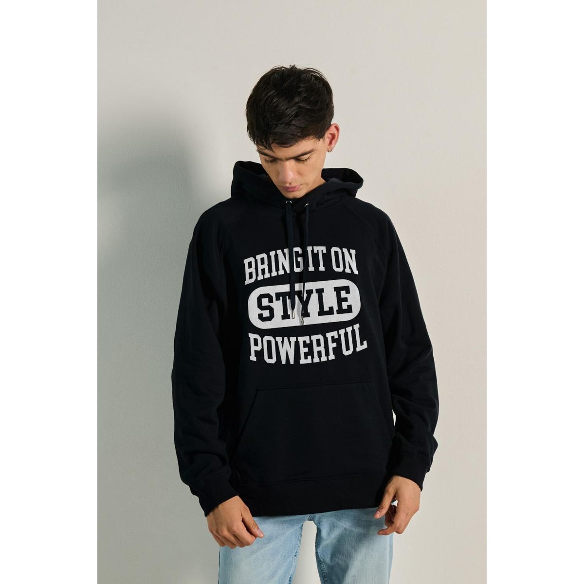 KOAJ - KOAJ Buzo unicolor manga ranglan con capota y texto college HOMBRE